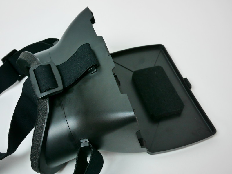 本体のフタに付いたクッション部分にスマートフォンを置き、そのまま閉じてセットする仕組み