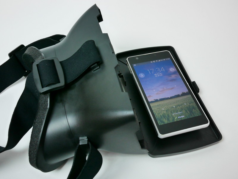 筆者のXperia Aは、厚さが対応するデバイスの許容範囲を超えていたが、なんとかセットできた