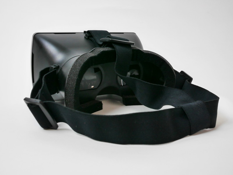 ゴム製のベルトは長さを調節可能なので、頭にフィットさせやすい