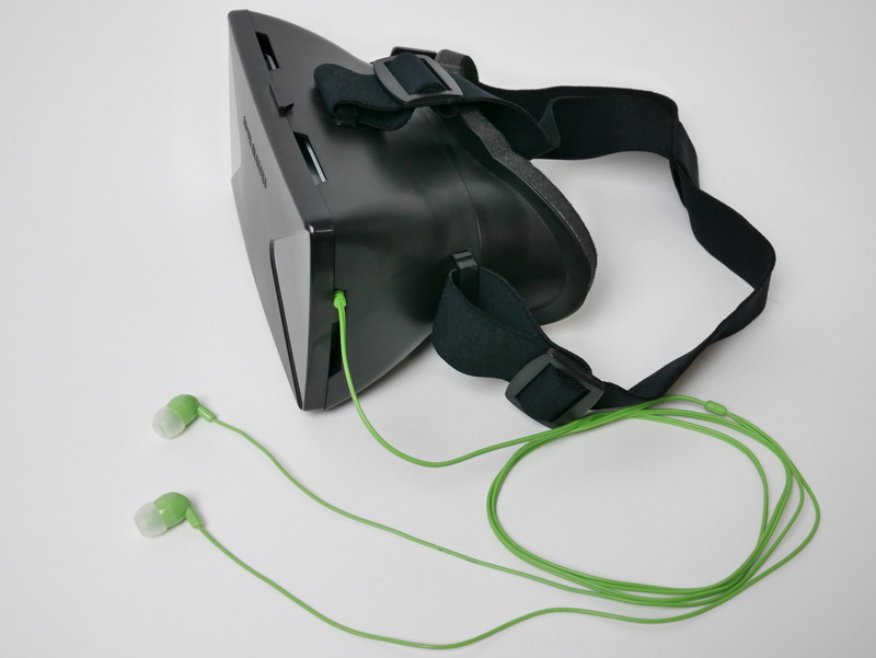 本体側面のスリットからケーブルを通せる。スマートフォンにイヤホンをつないだままでも使用可能だ