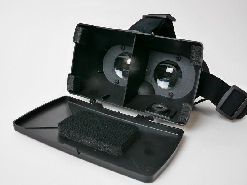 仕切り板を備えるなど、スマートフォンHMD化ゴーグルとしての完成度はけっこう高い