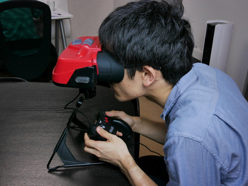 バーチャルボーイで遊んでいる姿も怪しい。やはり人目の付く場所では使いづらい