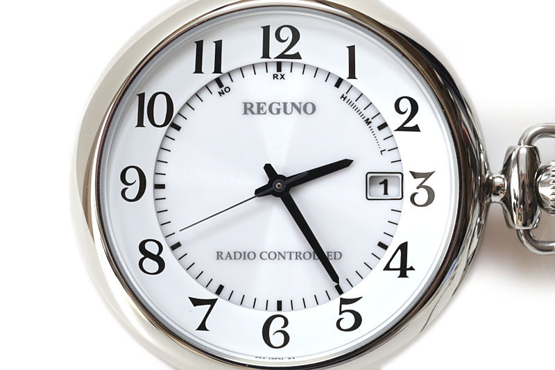 至ってシンプルな文字盤。カレンダーは日付のみで、曜日はわかりません。リュウズは向かって右側にあり、その上下に操作用ボタンがあります。4時の位置にあるAボタンで標準電波受信の確認や強制受信を行い、2時の位置にあるBボタンで針やカレンダーの基準位置関連操作を行います。