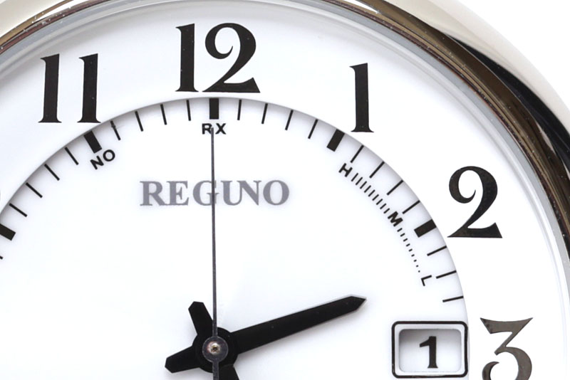 標準電波受信確認時は、秒針が11時の位置を指したら受信失敗、12時の位置を指したら受信成功です。標準電波受信時、秒針がH/M/L（1時から2時あたりの位置）を指し、受信レベルを示します。裏面はツルリとシンプル。開ける必要はありませんが、開けやすそうではあります。
