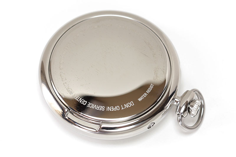 標準電波受信確認時は、秒針が11時の位置を指したら受信失敗、12時の位置を指したら受信成功です。標準電波受信時、秒針がH/M/L（1時から2時あたりの位置）を指し、受信レベルを示します。裏面はツルリとシンプル。開ける必要はありませんが、開けやすそうではあります。