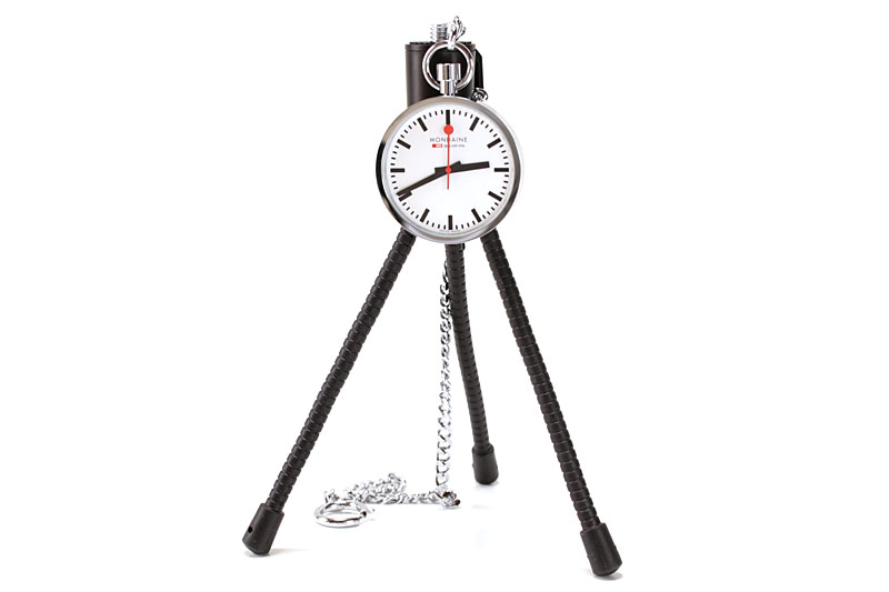 ちょっとしたスタンド的なものがあれば、懐中時計を卓上時計として使えます。スタンド付きの懐中時計もあったりします。