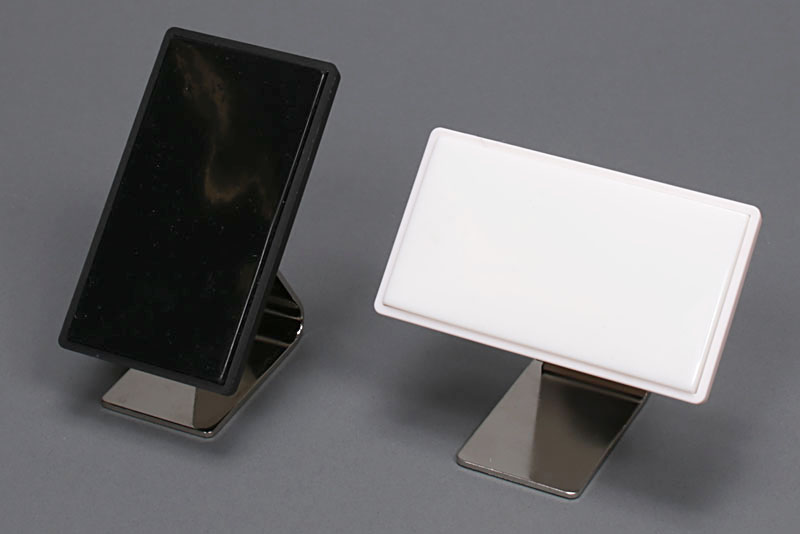 エレコムの「シリコンスタンド MPA-P10DS001シリーズ」。シンプルな弱粘着式のスタンドです。便利なんですが、販売終了となってしまいました。量販店などで類似品を見つけることができるでしょう。