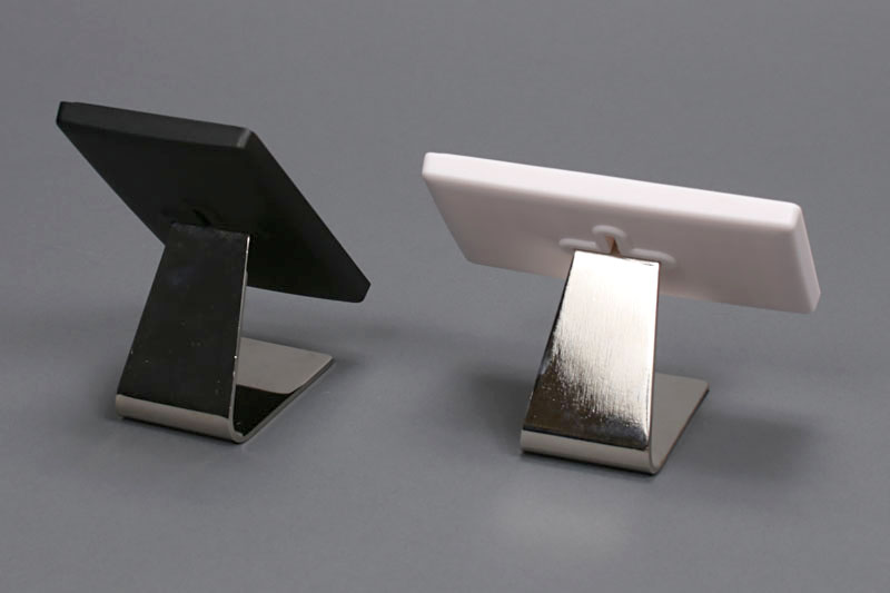 エレコムの「シリコンスタンド MPA-P10DS001シリーズ」。シンプルな弱粘着式のスタンドです。便利なんですが、販売終了となってしまいました。量販店などで類似品を見つけることができるでしょう。