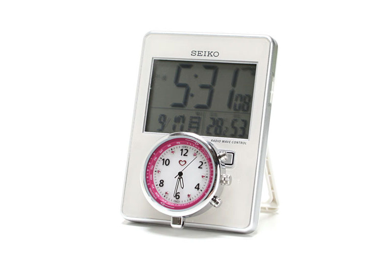 こんなふうにイロイロと合体させてきました。そして写真右が、電波ソーラー懐中時計と情報量豊富なデジタル時計合体させたもの。ワタクシ的にはなかなか実用的です。