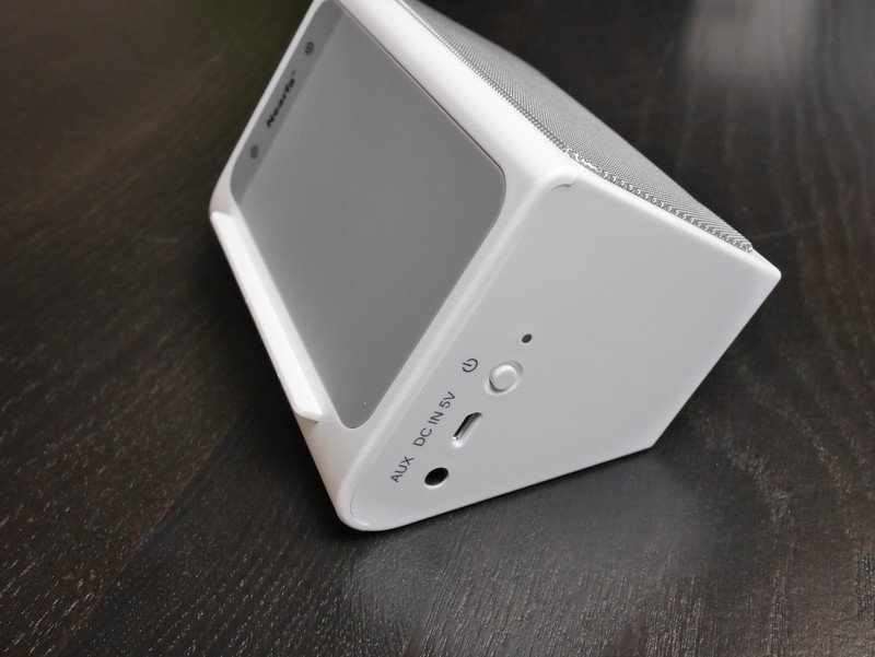 側面には電源ボタンなどが配置