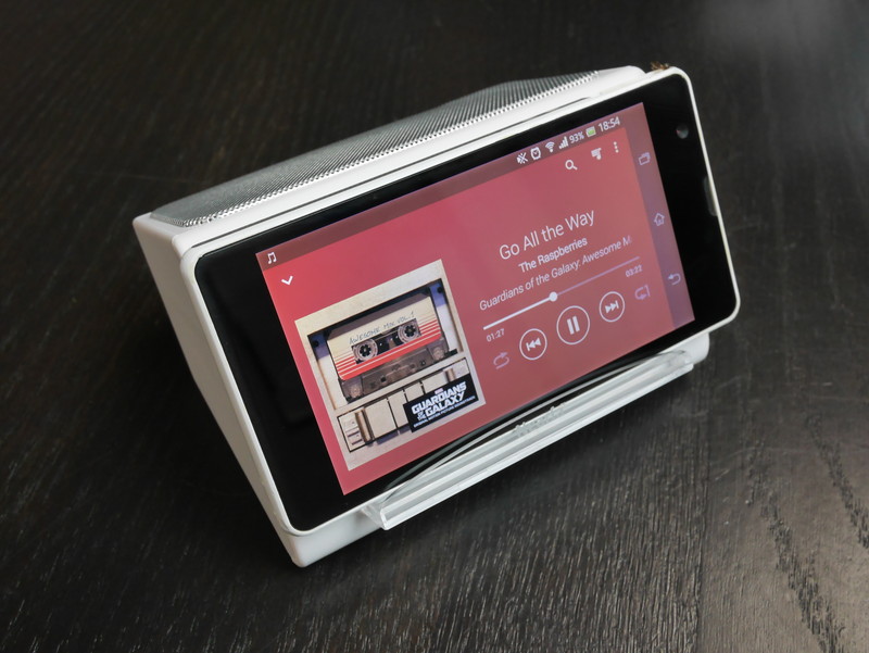 付属の透明スタンドを組み合わせスマートフォンなどを本製品にセット