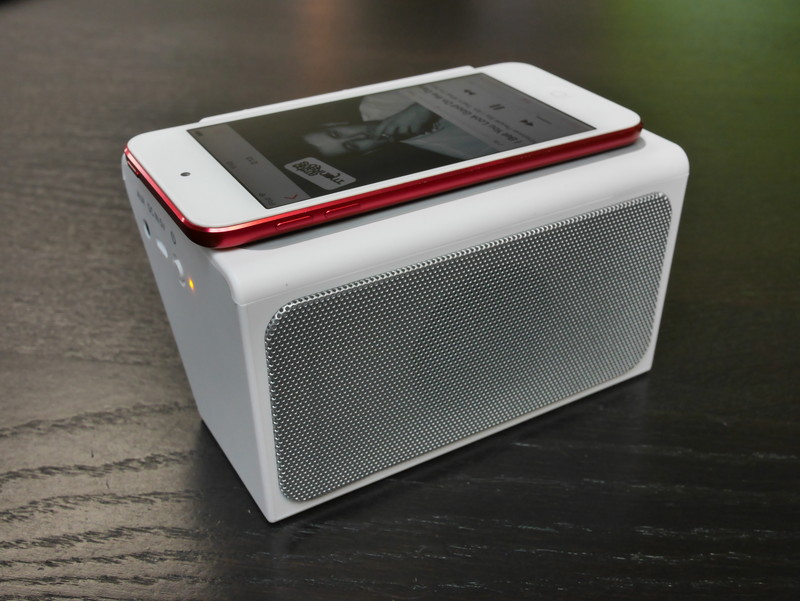 スピーカーが正面に位置する置き方は、音が聞こえやすい。音楽を流す時にいいだろう