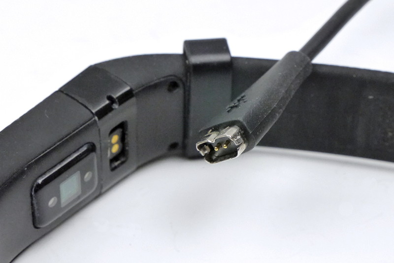 充電は専用の充電端子を用いる。旅行時は忘れないよう注意したい