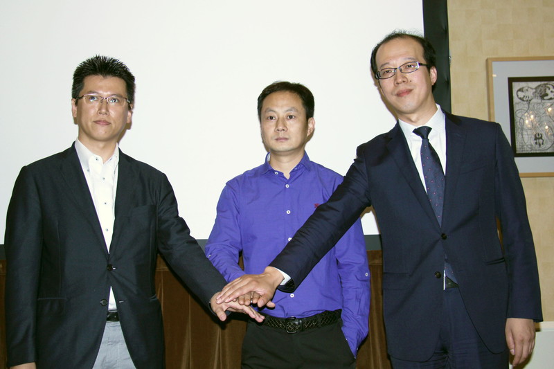左から、ウィ・ジャパン執行役員の本間貴成氏、テンペイの助理総経理　朱立強氏、ネットスターズの代表取締役社長　李剛氏