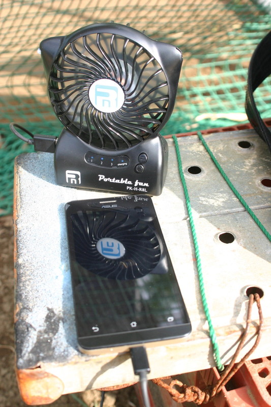 急速充電とはいかないが、電池切れで困ったときのお助けには大変役立つ1台だ