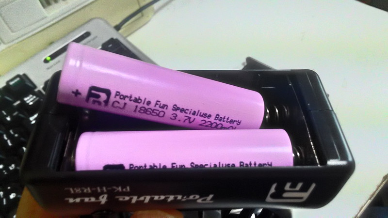 内蔵されているバッテリーは18650規格。フラッシュライト用などで販売されているので、別途追加購入する場合も入手は容易だ