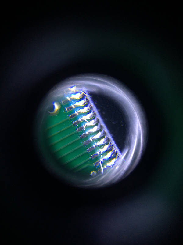 実際にiPhone 5sで撮影した写真。縮小はしたがトリミングはしていないので、どのくらいの大きさで撮影できるかの目安にはなるだろう。被写体は0.5mmピッチのQFPパッケー