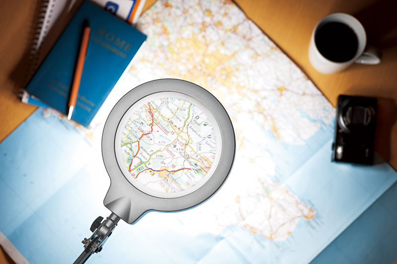 2.25倍拡大レンズは一般汎用として幅広く使える倍率だと感じられます。光は白色で、自然な白という印象。演色性は「Ra80」です。