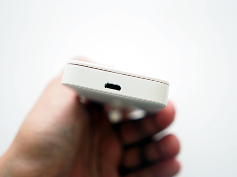 充電には、microUSB端子を使用する