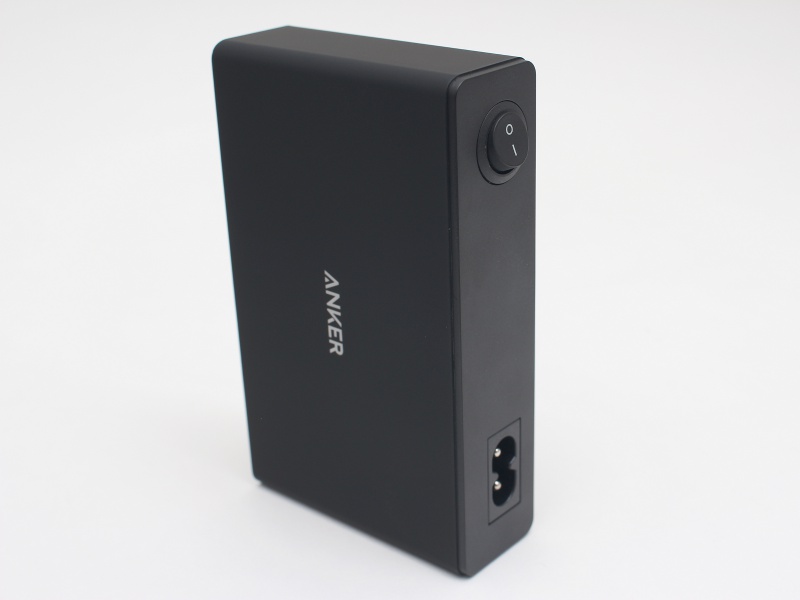 裏面は電源スイッチとコードのコネクタがあるだけ