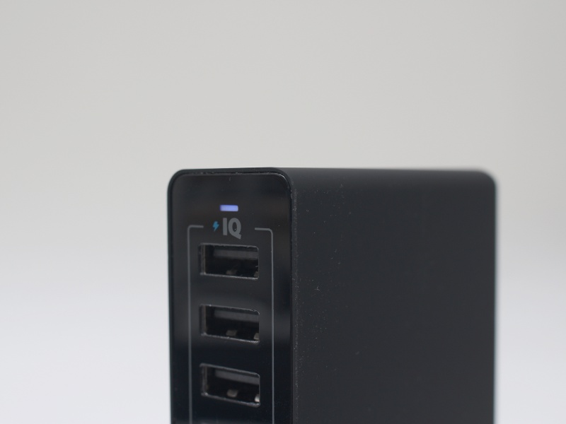 通電中の青色LED表示は輝度の控えめで点灯部分の処理も良いのでまぶしくない