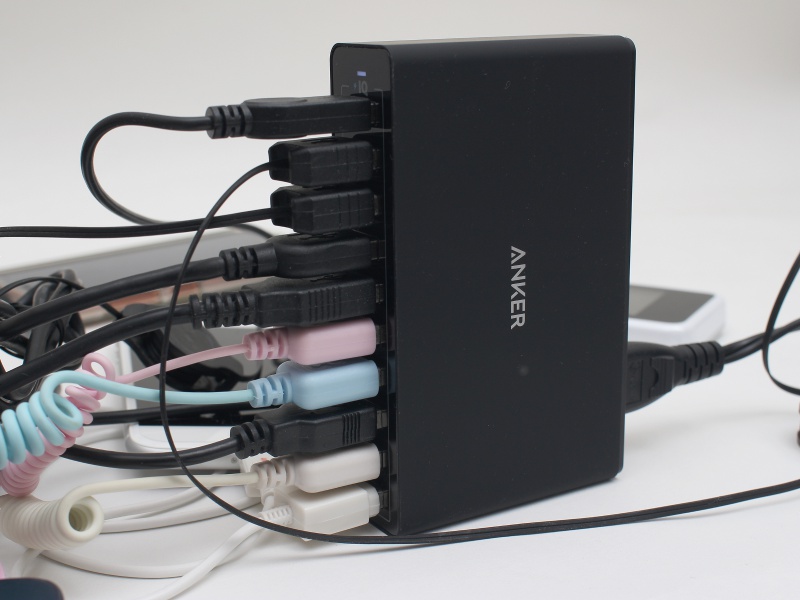 家中かきあつめて10台まとめて充電にチャレンジ。これだけまとめて充電する機会は普通ないかもしれないが、余裕があるのはありがたい