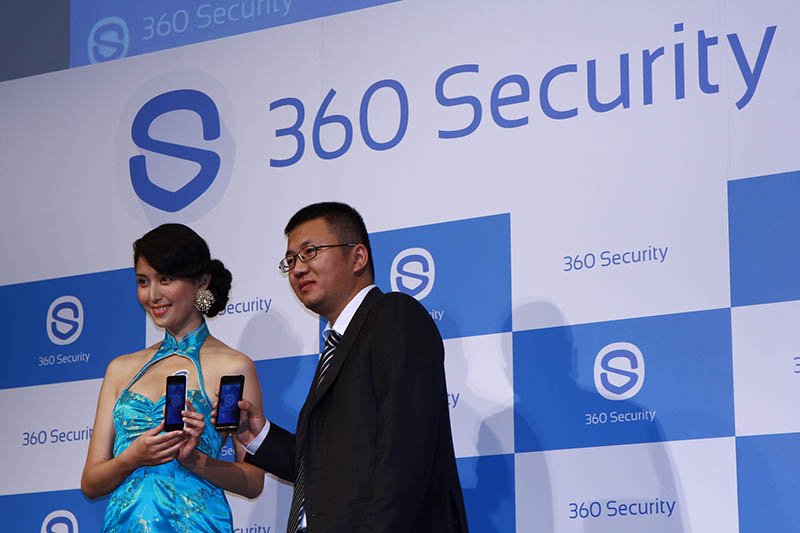360モバイル・セキュリティCOOの黄炎氏と、タレントの橋本マナミ