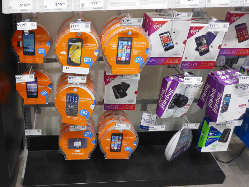 毎度おなじみBest Buyのプリペイドコーナー。AT&amp;Tは昔からLumiaを扱っている