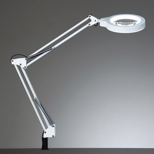 山田照明の「Z-37L」。おなじみのZ-LIGHTですが、光源は白色LEDで、ルーペも内蔵しています。カラーはホワイトとシルバーがあります。メーカー価格は1万8800円（税別）ですが、実勢価格（税込）は1万1000円前後のようです。