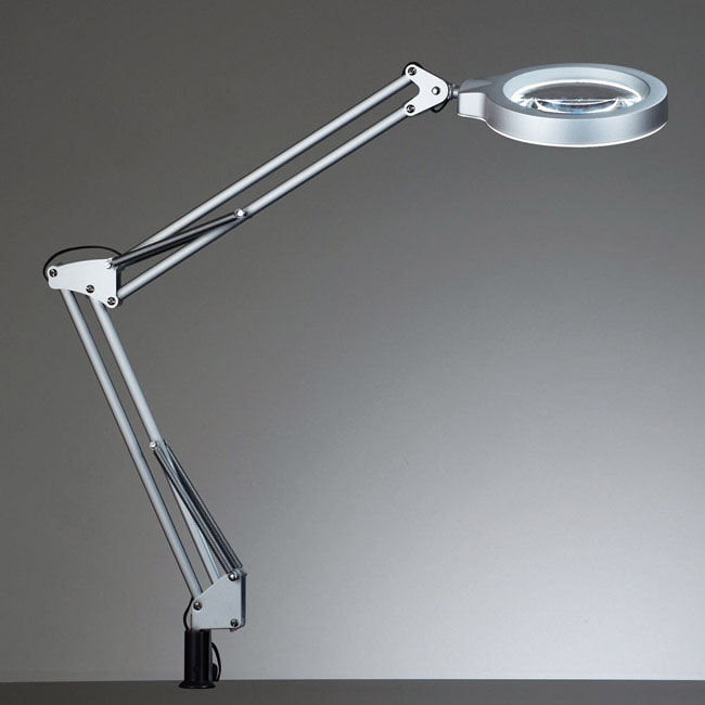 山田照明の「Z-37L」。おなじみのZ-LIGHTですが、光源は白色LEDで、ルーペも内蔵しています。カラーはホワイトとシルバーがあります。メーカー価格は1万8800円（税別）ですが、実勢価格（税込）は1万1000円前後のようです。