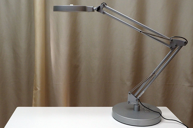 Z-37Lは2組のアームと3組の関節を持つZ-LIGHTで、ライト部分を自由な位置にセットできます。なお、写真にある台座は別売のデスクベースです。Z-37Lには「クランプ Z-A9」が付属し、机の端などに固定できます。