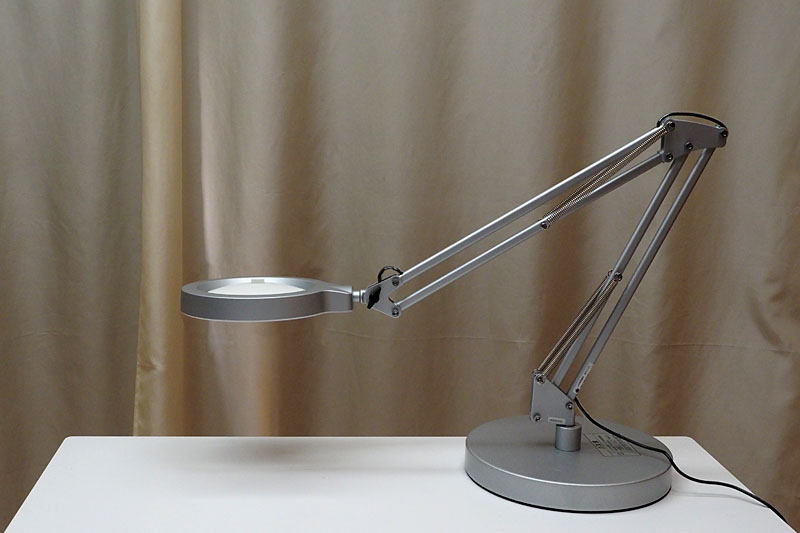 Z-37Lは2組のアームと3組の関節を持つZ-LIGHTで、ライト部分を自由な位置にセットできます。なお、写真にある台座は別売のデスクベースです。Z-37Lには「クランプ Z-A9」が付属し、机の端などに固定できます。