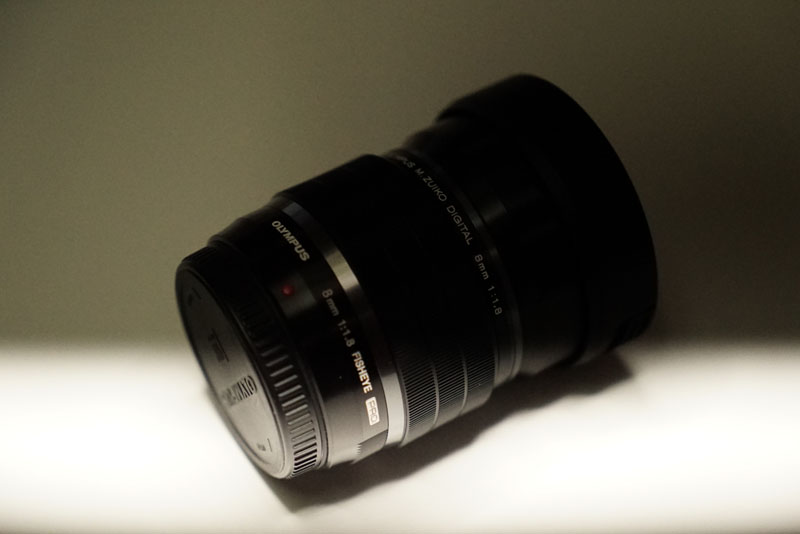 こちらもソニーの「α7S」で撮影。Z-37Lの調光は明るさ最小にしています。写真はシャッター速度優先オートで撮影しています。シャッター速度は、左から、1/2000秒、1/500秒、1/125秒。チラつきの影響が明るさのムラとして出てしまっています。条件が変わると、iPhone 6 Plusのときのようなシマシマが出たり、あるいはほとんど影響が出ないこともあります。