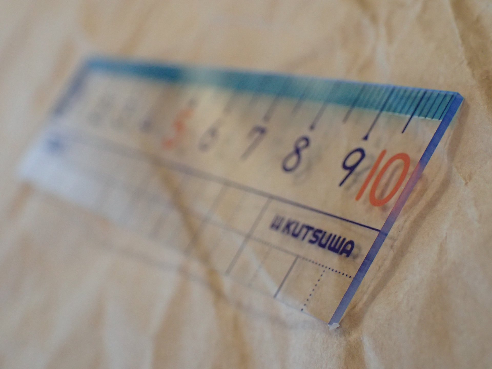 端から端まできっちり10cmと、油断も隙もない完璧タイプの算数定規