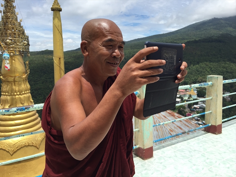 電波も満足に入らない場所であっても、僧侶はスマホやタブレットに夢中であった
