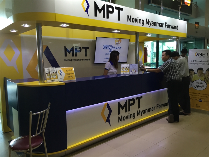 ヤンゴン国際空港のMPTカウンター。去年、訪れたときよりも綺麗になっていた。お姉さんは英語が通じるのでSIMカードの購入なども問題ない