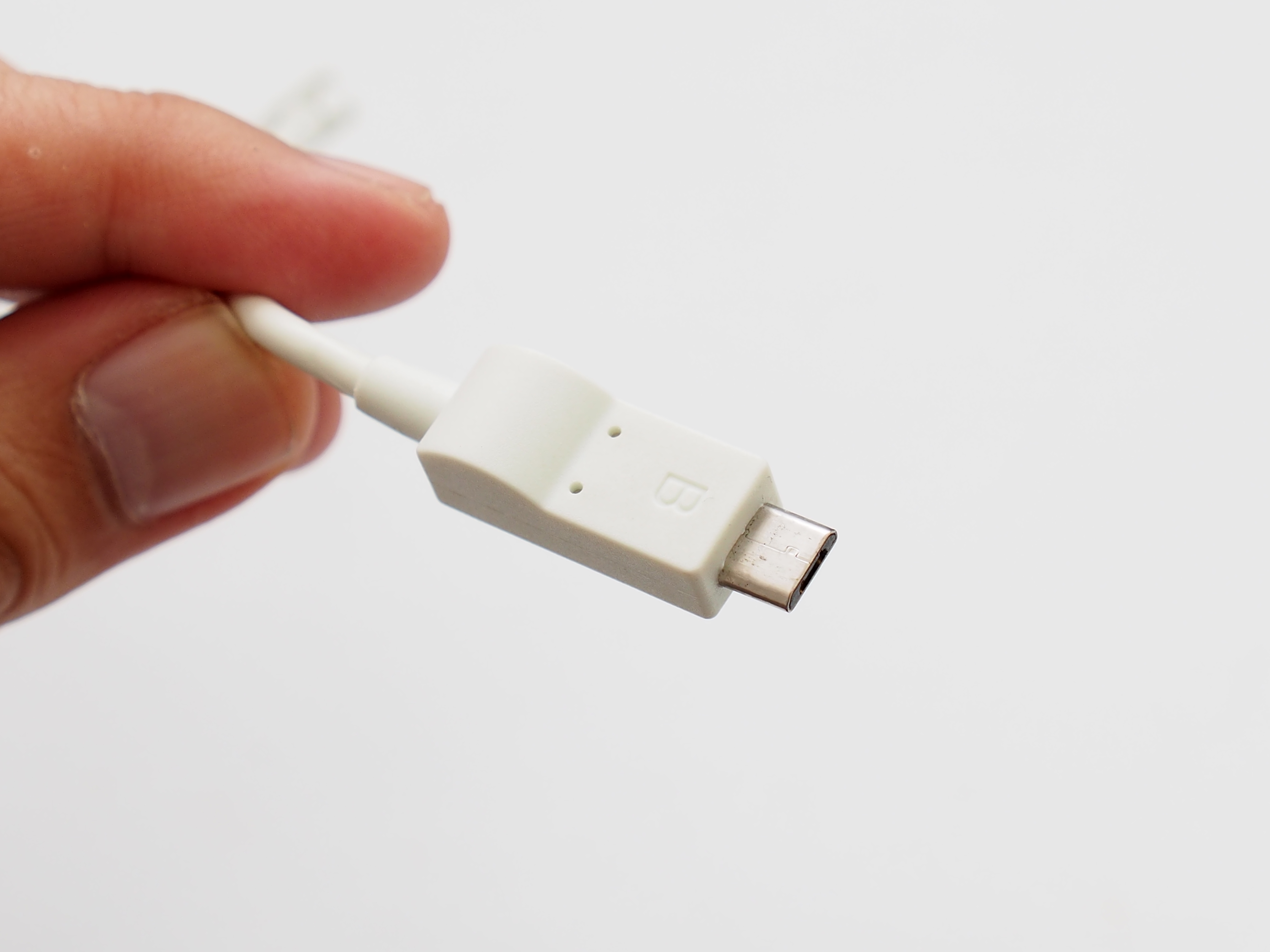 対応している端子はmicroUSBだけ。Lightningで使うときは、変換アダプターが必要になる