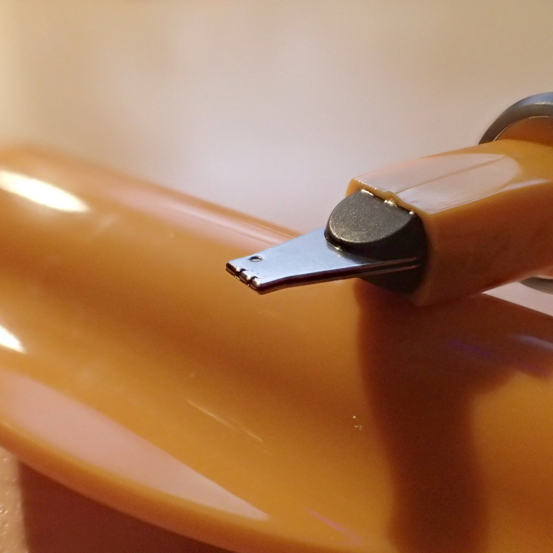 2枚のプレートが引っ付いた感じの独特のペン先。6mm幅の超太線も楽々だ