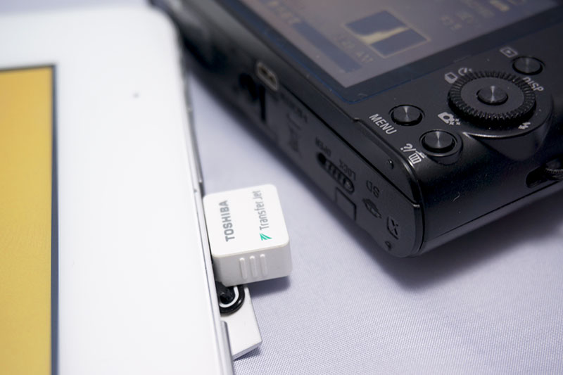 TransferJet搭載USBアダプターを装着したパソコンに「SD-TJA016G」を装着したデジタルカメラを近づけるだけで転送を開始