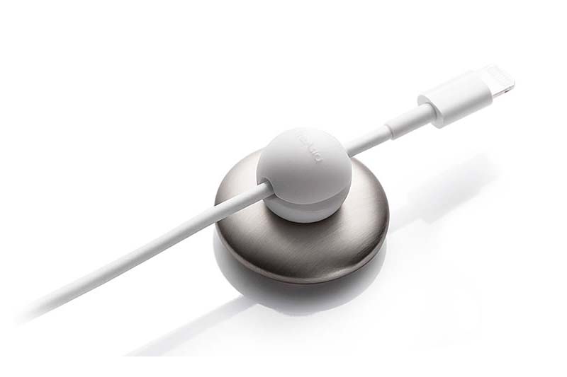 サンワダイレクトのサンワダイレクトの「マグネットケーブルホルダー（ケーブルクリップ・3本固定・ブラック×3個） 200-CA023BK」（左）と「マグネットケーブルホルダー（ケーブルクリップ・ブラック/ホワイト各1個） 200-CA022」（右）。マグネット内蔵ホルダーにケーブルを挟み、付属のベースなどに吸着して、ケーブルを一時的に固定しておくグッズです。ケーブルホルダーの下にあるのは付属のベースで、磁石が付く金属（強磁性体）です。ベースは平滑な面に貼ることができ、繰り返して貼り剥がしできます。