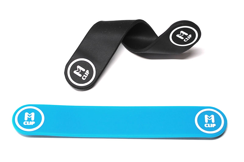 両端にマグネットが内蔵されたフレキシブルなプレートです。外側はシリコン素材で覆われています。サイズは長さ120×幅20×厚さ4mmです。