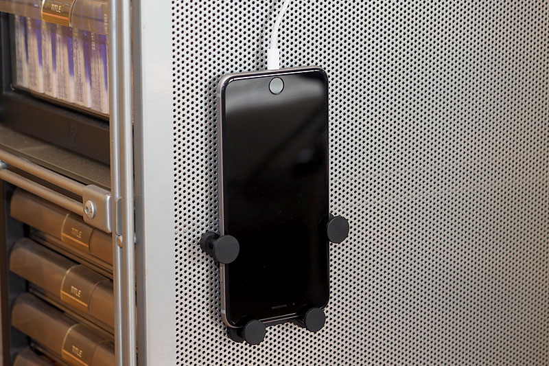 マグネットケーブルホルダーと組み合わせて使えば、充電用ケーブルの保持や挿抜まで快適な「壁面端末ホルダーシステム」的なものが完成しますな。端末に充電用ケーブルを挿してからホルダーに置く、という手順を考えると、端末を逆さにして置くのも現実的かもしれません。