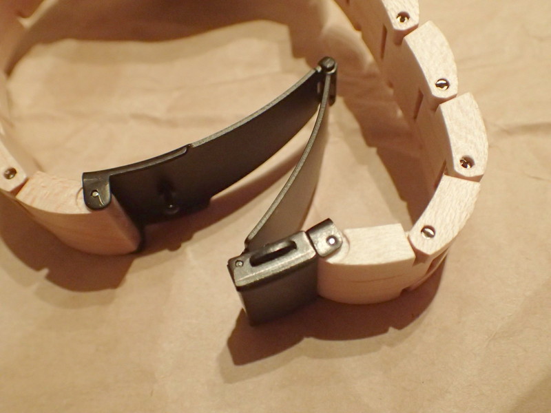 コスト的にも機能面からも、バックル部分が金属パーツになるのは仕方ないだろう