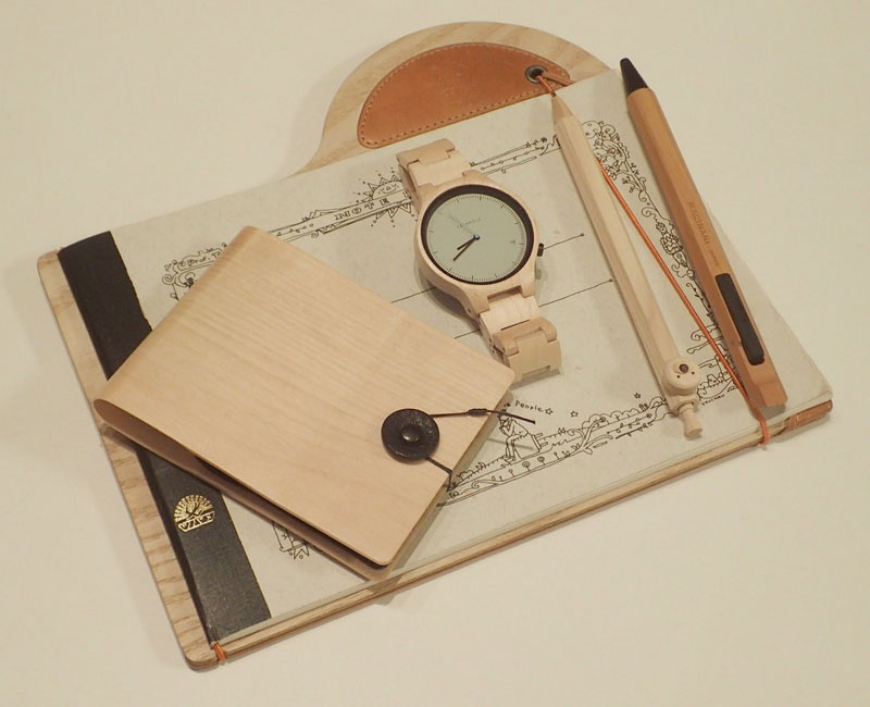 ウッド系でまとめてしまうとかえってウルサイ感じがするので、カーボルツをアクセントに使うのがベストかも