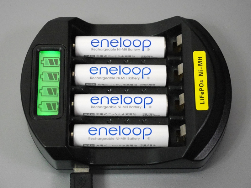 単3のほか単4にも対応。両者を混在させることも可能だ