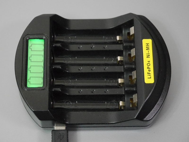 電池を抜いた状態でも液晶画面が点灯したままになるのがややネック。こまめにUSBケーブルを抜いてやるか、もしくは自前でスイッチ付ケーブルと交換するなどの工夫が必要になる