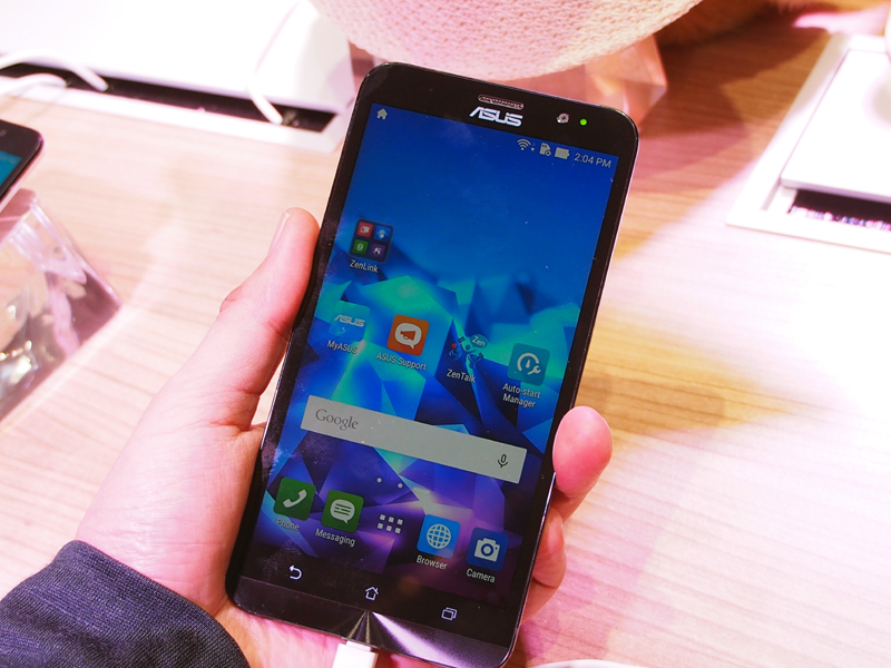 背面にクリスタルカットされたカバーを採用する「ZenFone 2 Deluxe」