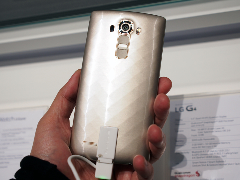 LGのフラッグシップモデルのG4。背面のカバーは取り外すことができ、本革のものも用意する