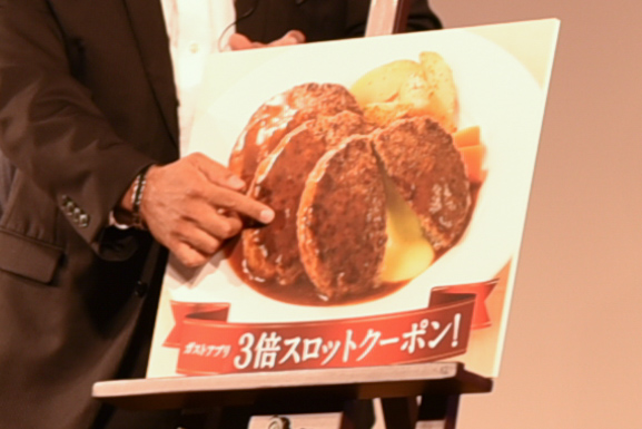 アラニ氏自ら披露した3倍のチーズINハンバーグ