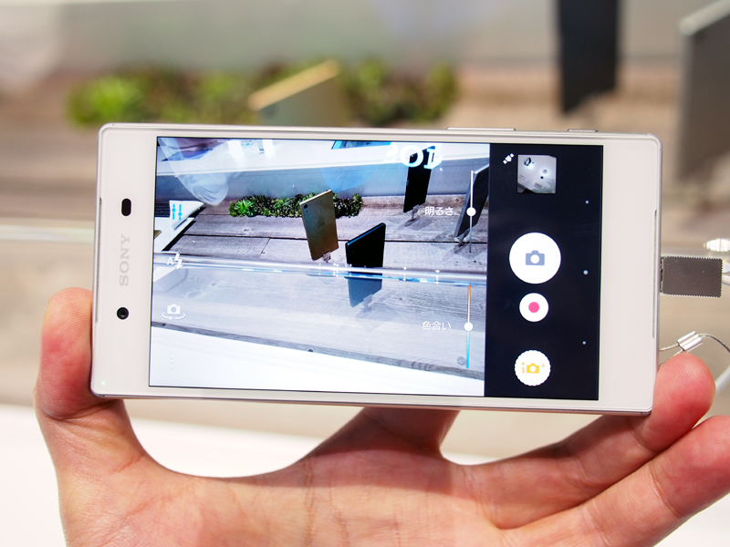 カメラを起動すると、すぐにフォーカスが合い、シャッターボタンを押すだけで撮影できる。「プレミアムおまかせオート」では、色合いや明るさの変更も可能になった